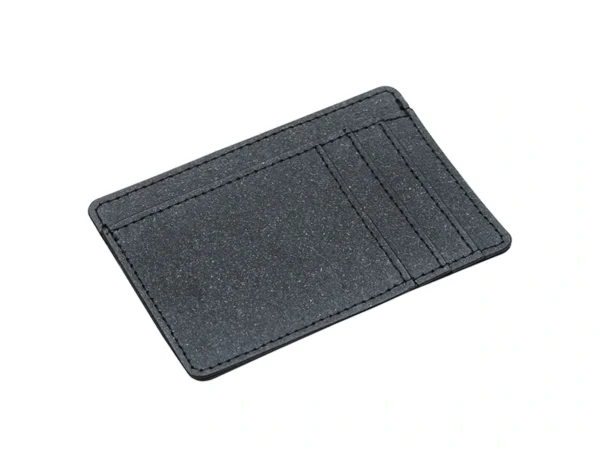 Set Marsella que incluye porta tarjetero de 4 compartimentos y bolígrafo metálico con detalle de curpiel reciclado en estuche de presentación.