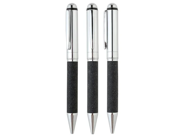 Set Marsella que incluye porta tarjetero de 4 compartimentos y bolígrafo metálico con detalle de curpiel reciclado en estuche de presentación.