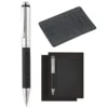 Set Marsella que incluye porta tarjetero de 4 compartimentos y bolígrafo metálico con detalle de curpiel reciclado en estuche de presentación.