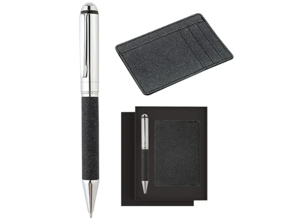 Set Marsella que incluye porta tarjetero de 4 compartimentos y bolígrafo metálico con detalle de curpiel reciclado en estuche de presentación.
