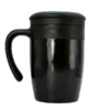 Taza Malva de 500 ml fabricada en acero inoxidable con doble pared al vacío, asa ergonómica y tapa de rosca.