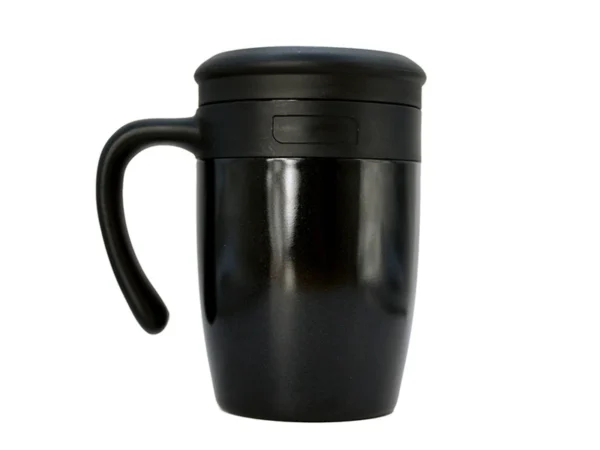 Taza Malva de 500 ml fabricada en acero inoxidable con doble pared al vacío, asa ergonómica y tapa de rosca.