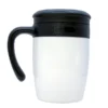 Taza Malva de 500 ml fabricada en acero inoxidable con doble pared al vacío, asa ergonómica y tapa de rosca.