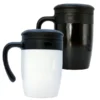 Taza Malva de 500 ml fabricada en acero inoxidable con doble pared al vacío, asa ergonómica y tapa de rosca.