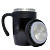 Taza Malva de 500 ml fabricada en acero inoxidable con doble pared al vacío, asa ergonómica y tapa de rosca.