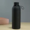 Termo Bonetero de 750 ml en acero inoxidable con acabado tipo rubber, doble pared al vacío y correa de silicón para transporte.