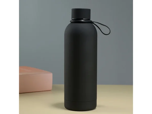 Termo Bonetero de 750 ml en acero inoxidable con acabado tipo rubber, doble pared al vacío y correa de silicón para transporte.