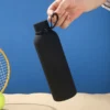 Termo Bonetero de 750 ml en acero inoxidable con acabado tipo rubber, doble pared al vacío y correa de silicón para transporte.