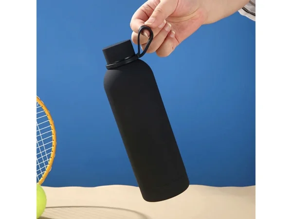 Termo Bonetero de 750 ml en acero inoxidable con acabado tipo rubber, doble pared al vacío y correa de silicón para transporte.