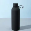 Termo Bonetero de 750 ml en acero inoxidable con acabado tipo rubber, doble pared al vacío y correa de silicón para transporte.