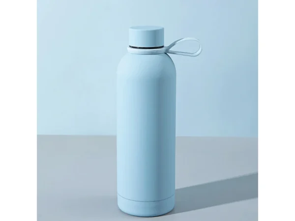 Termo Bonetero de 750 ml en acero inoxidable con acabado tipo rubber, doble pared al vacío y correa de silicón para transporte.