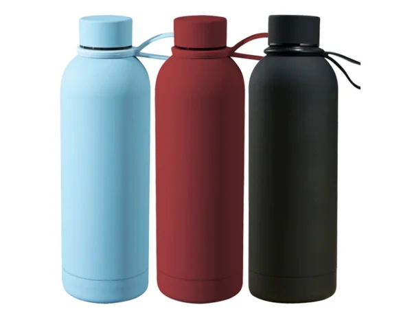 Termo Bonetero de 750 ml en acero inoxidable con acabado tipo rubber, doble pared al vacío y correa de silicón para transporte.