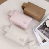 Cosmetiquera Cumbal de curpiel personalizada con logo empresarial para regalos corporativos y eventos