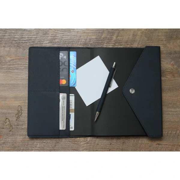 Libreta Pervolia personalizada en curpiel con logo grabado para empresas, vista frontal.