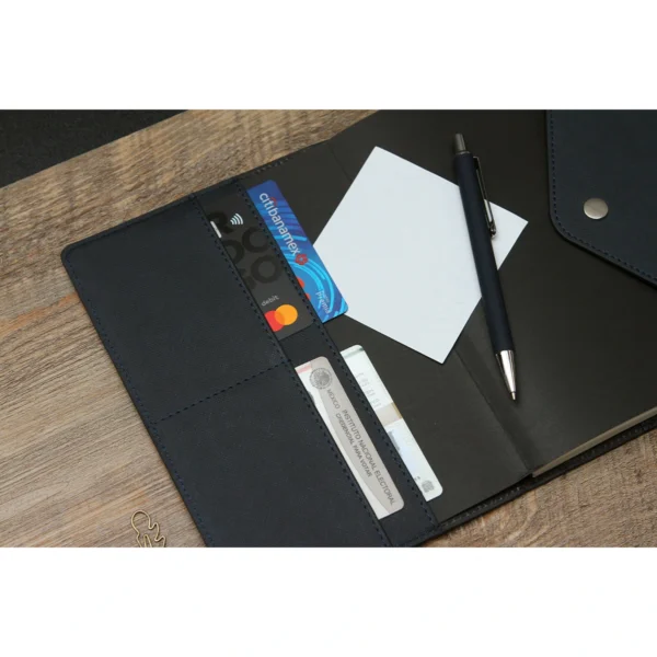 Libreta Pervolia personalizada en curpiel con logo grabado para empresas, vista frontal.