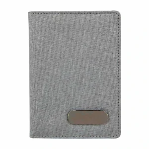 PORTA PASAPORTE LIVIGNO de poliéster personalizado con logo grabado láser en placa metálica para viajeros corporativos.