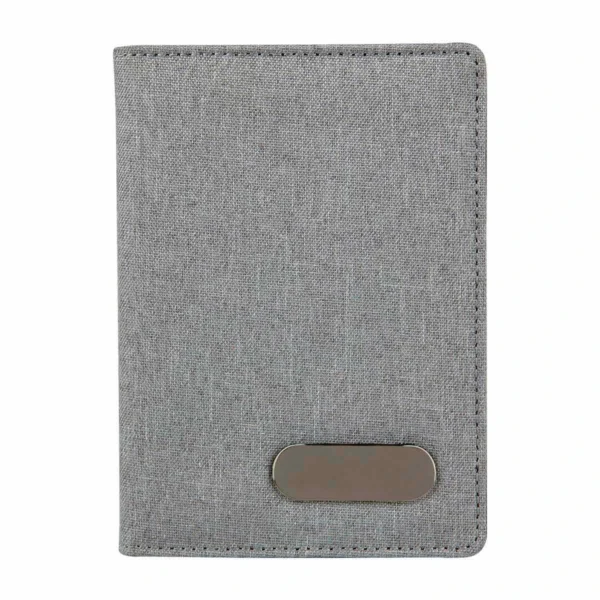 PORTA PASAPORTE LIVIGNO de poliéster personalizado con logo grabado láser en placa metálica para viajeros corporativos.