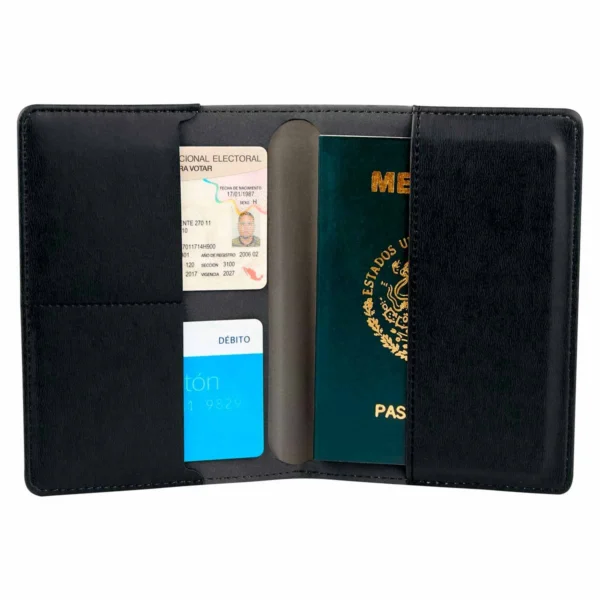 PORTA PASAPORTE LIVIGNO de poliéster personalizado con logo grabado láser en placa metálica para viajeros corporativos.