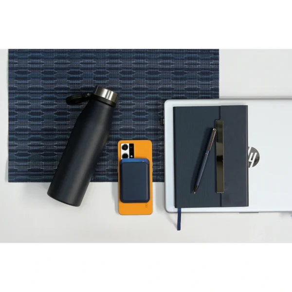 Set Belitsa con termo de acero inoxidable, libreta, bolígrafo y tarjetero de curpiel en caja de regalo corporativo.