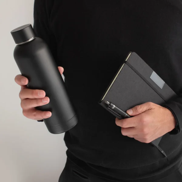 Set ejecutivo DARK BOX con bolígrafo, libreta y botella térmica en acabado negro mate dentro de caja de regalo corporativa