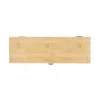 Set de vino VINICIUS con caja de bambú, sacacorchos, tapón, vertedor y anillo antigoteo sobre fondo neutro