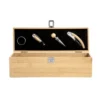 Set de vino VINICIUS con caja de bambú, sacacorchos, tapón, vertedor y anillo antigoteo sobre fondo neutro