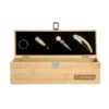 Set de vino VINICIUS con caja de bambú, sacacorchos, tapón, vertedor y anillo antigoteo sobre fondo neutro