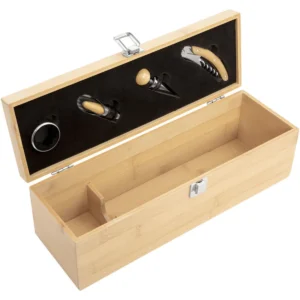Set de vino VINICIUS con caja de bambú, sacacorchos, tapón, vertedor y anillo antigoteo sobre fondo neutro
