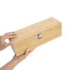 Set de vino VINICIUS con caja de bambú, sacacorchos, tapón, vertedor y anillo antigoteo sobre fondo neutro