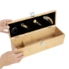 Set de vino VINICIUS con caja de bambú, sacacorchos, tapón, vertedor y anillo antigoteo sobre fondo neutro