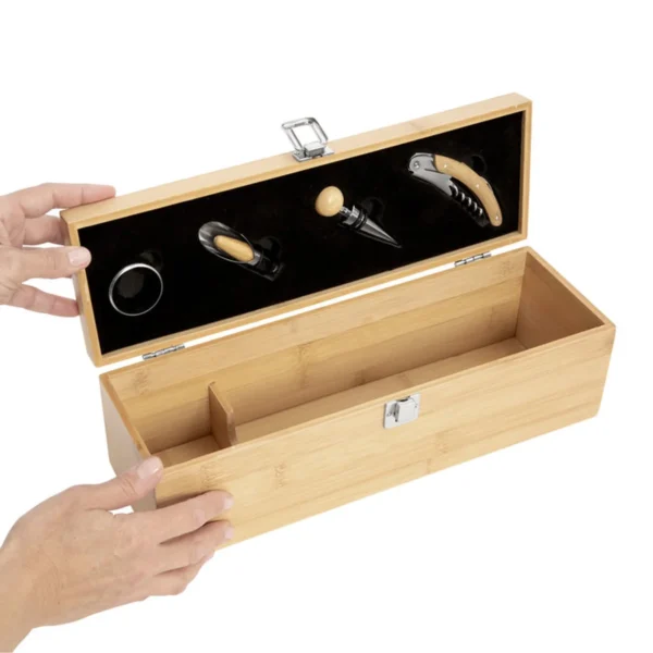 Set de vino VINICIUS con caja de bambú, sacacorchos, tapón, vertedor y anillo antigoteo sobre fondo neutro