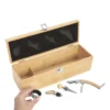 Set de vino VINICIUS con caja de bambú, sacacorchos, tapón, vertedor y anillo antigoteo sobre fondo neutro
