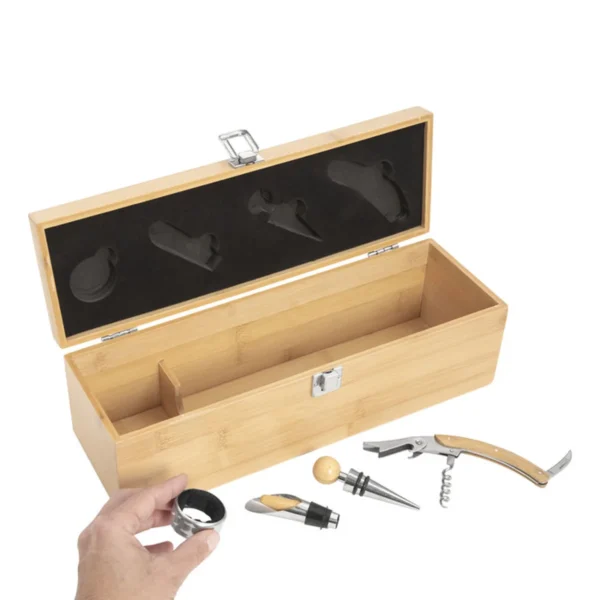 Set de vino VINICIUS con caja de bambú, sacacorchos, tapón, vertedor y anillo antigoteo sobre fondo neutro