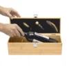Set de vino VINICIUS con caja de bambú, sacacorchos, tapón, vertedor y anillo antigoteo sobre fondo neutro