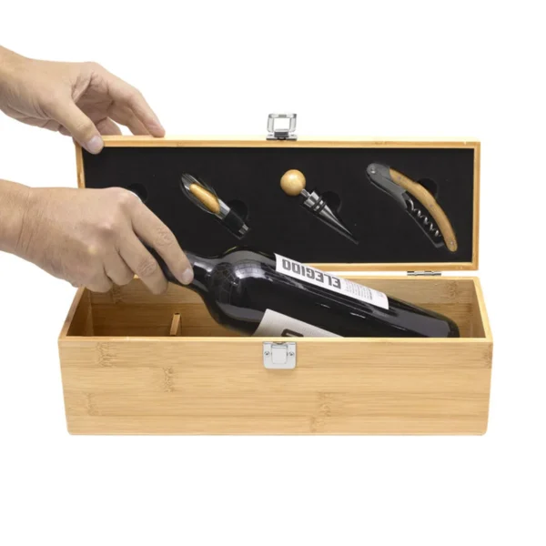 Set de vino VINICIUS con caja de bambú, sacacorchos, tapón, vertedor y anillo antigoteo sobre fondo neutro