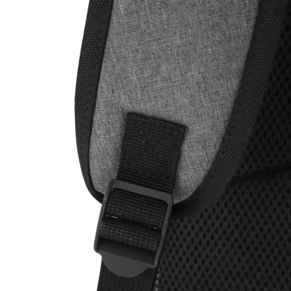 Mochila Cooler RIBERA en color negro con compartimentos visibles, bolsillos laterales de red y correas acolchadas