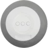 Bocina portátil con conexión bluetooth en color negro y gris sobre superficie