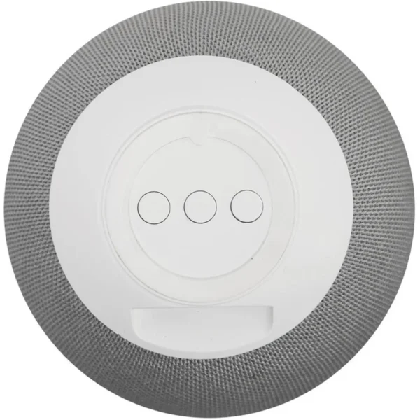 Bocina portátil con conexión bluetooth en color negro y gris sobre superficie
