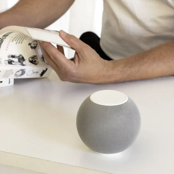 Bocina portátil con conexión bluetooth en color negro y gris sobre superficie