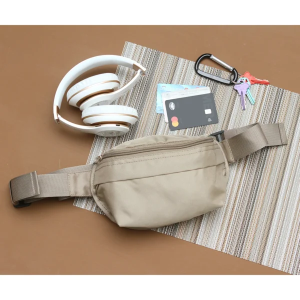 Bolsa deportiva Sevan. de poliéster color oscuro con correa ajustable y cierres frontales, sobre fondo blanco