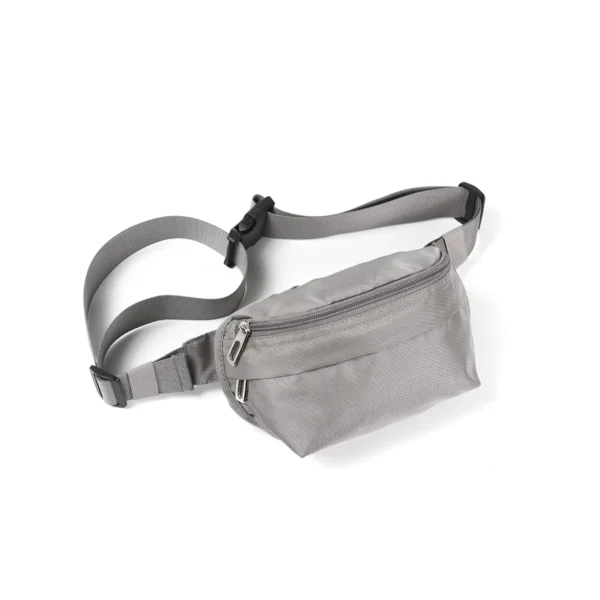 Bolsa deportiva Sevan. de poliéster color oscuro con correa ajustable y cierres frontales, sobre fondo blanco