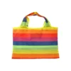 Bolsa Pride reutilizable con diseño arcoíris y espacio para logotipo corporativo, vista frontal
