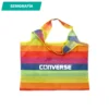 Bolsa Pride reutilizable con diseño arcoíris y espacio para logotipo corporativo, vista frontal