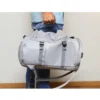 Maleta Lihula. gris con compartimento para ropa seca y húmeda, correas ajustables.