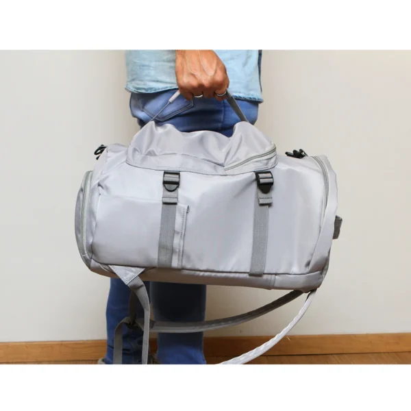 Maleta Lihula. gris con compartimento para ropa seca y húmeda, correas ajustables.