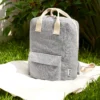 Mochila Kiran de algodón reciclado con compartimento principal, bolsillo frontal con velcro y asas ajustables para hombro