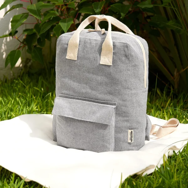 Mochila Kiran de algodón reciclado con compartimento principal, bolsillo frontal con velcro y asas ajustables para hombro