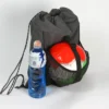 Mochila Loshside de poliéster con compartimento frontal de malla para balón, color azul y negro