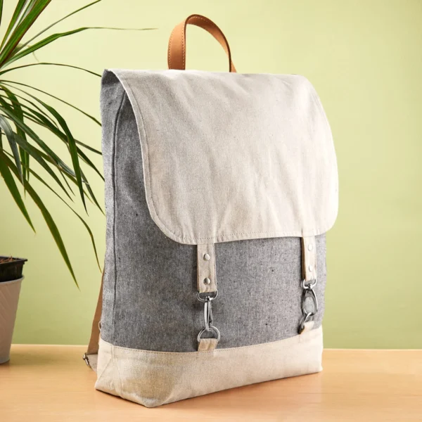Mochila Natty de algodón reciclado con compartimento principal, broches metálicos y asas ajustables para hombro