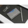 Set de bolígrafo, tarjetero y llavero en caja de regalo, con acabados en curpiel y acero.